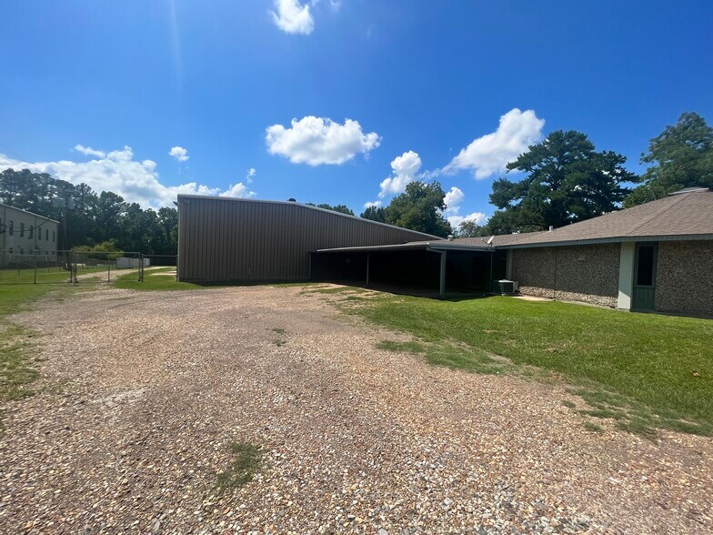 More Photos Of 1208 S Chestnut St, Lufkin Showroom For Sale