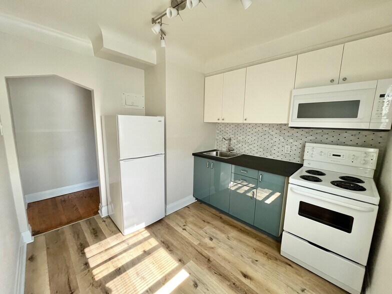 More Photos Of 832 King St W, Hamilton Apartments For Sale