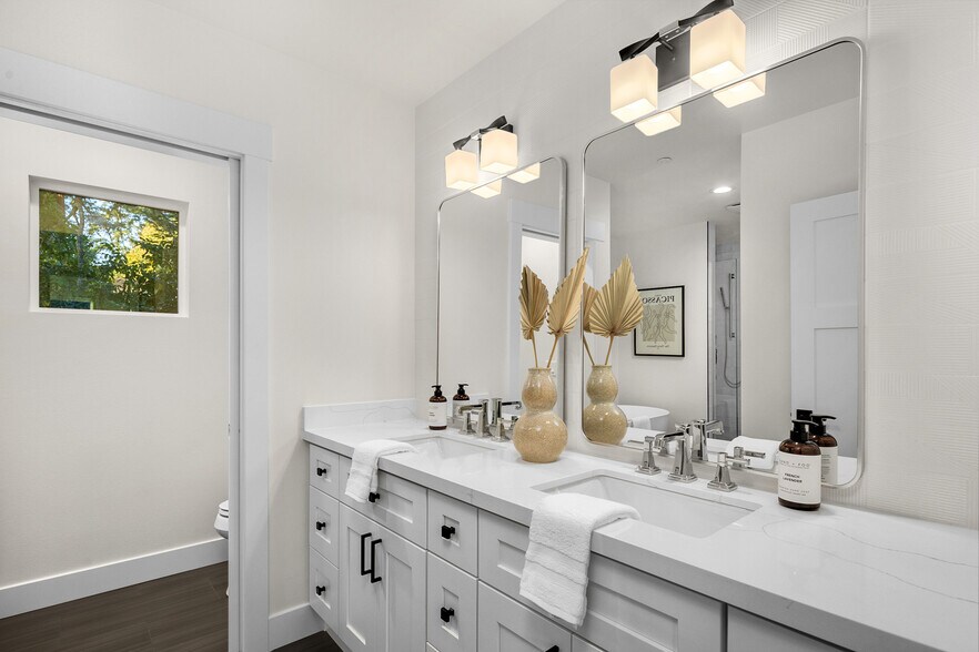 More Photos Of 636 11th Ave, Kirkland Apartments For Sale