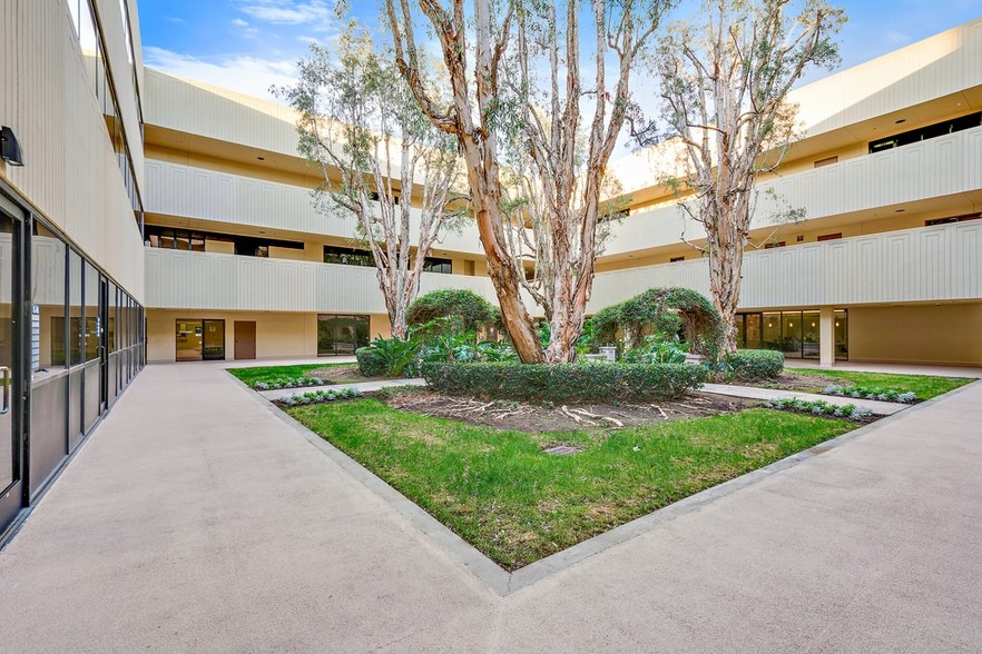 More Photos Of 999 N Tustin Ave, Santa Ana Medical For Sale