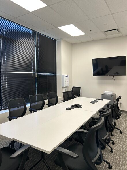 More Photos Of 2119 N I-35 E, DeSoto Distribution For Lease
