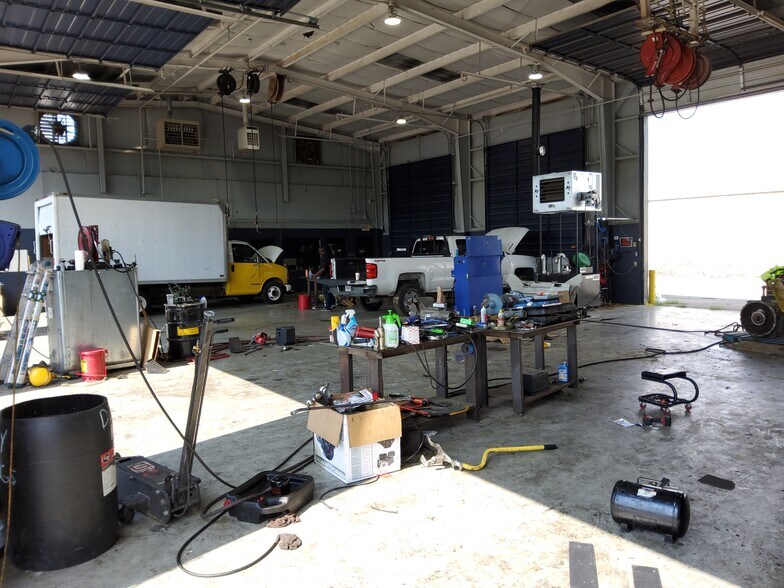 More Photos Of 287 E Brooks Rd, Memphis Service For Lease