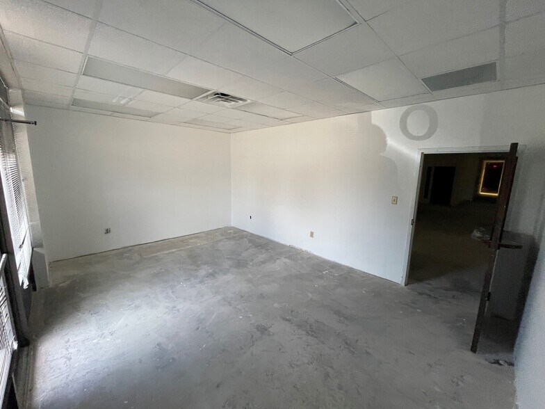 More Photos Of 4444 Lake St, Lake Charles General Retail For Lease