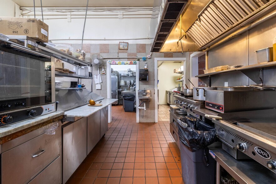 More Photos Of 212 New Jersey Ave, Wildwood Storefront For Sale