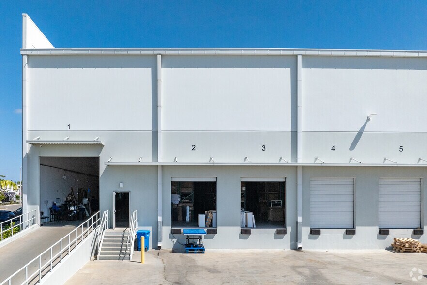 More Photos Of 10411 Meridian Center Pky, Fort Myers Warehouse For Lease