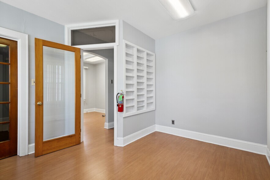 More Photos Of 586 Livingston Ave, North Brunswick Office For Sale