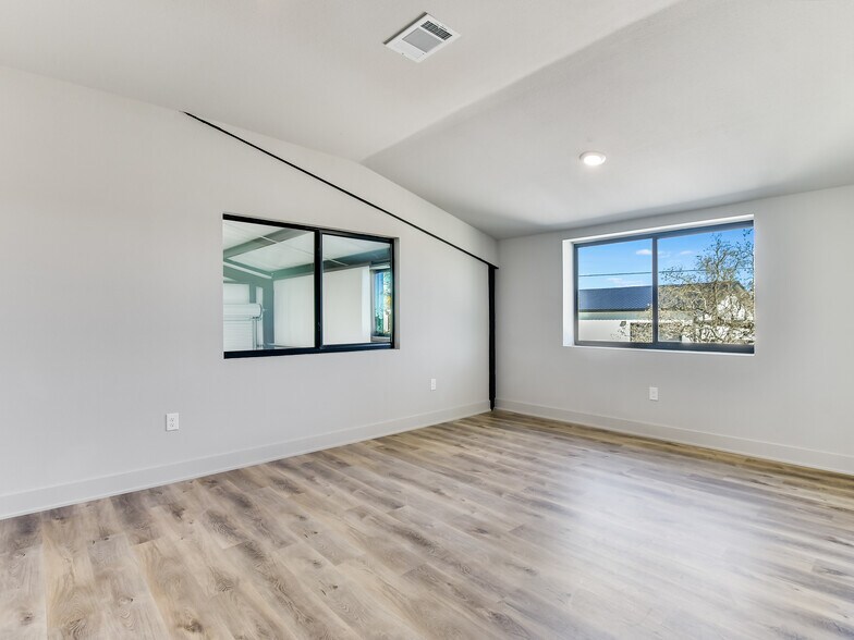 More Photos Of 15210 Fitzhugh Rd, Austin Distribution For Lease