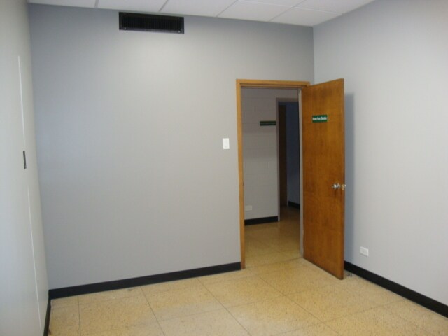 More Photos Of 9100 W Plainfield Rd, Brookfield Warehouse For Lease