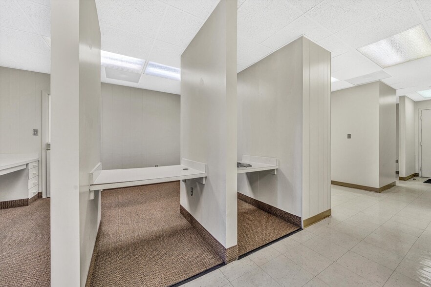 More Photos Of 1930 Braeburn Dr, Salem Medical For Sale