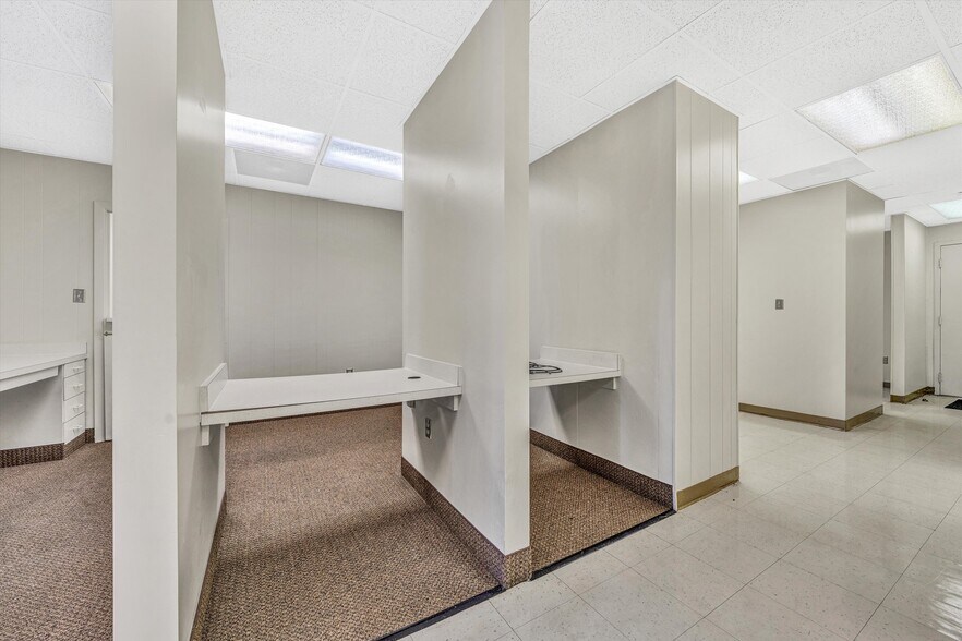 More Photos Of 1930 Braeburn Dr, Salem Medical For Sale