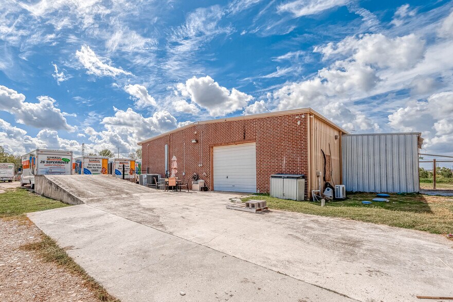 More Photos Of 15511 Highway 6, Rosharon Storefront Retail Office For Lease