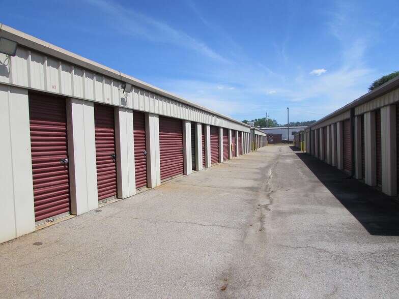 More Photos Of 529 Clifton Ter, Carrollton Self Storage For Sale