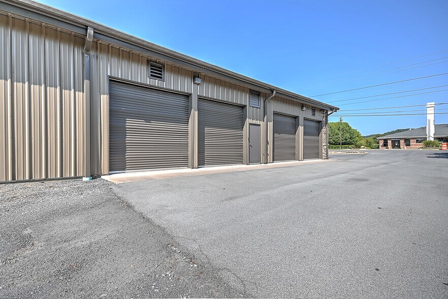 More Photos Of 317 Bluff City Hwy, Bristol Flex For Sale