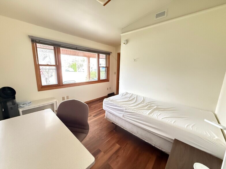 More Photos Of 1210 Arndt St, Fort Atkinson Flex For Sale