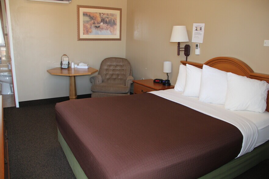 More Photos Of 115 N River St, Chamberlain Hotel For Sale