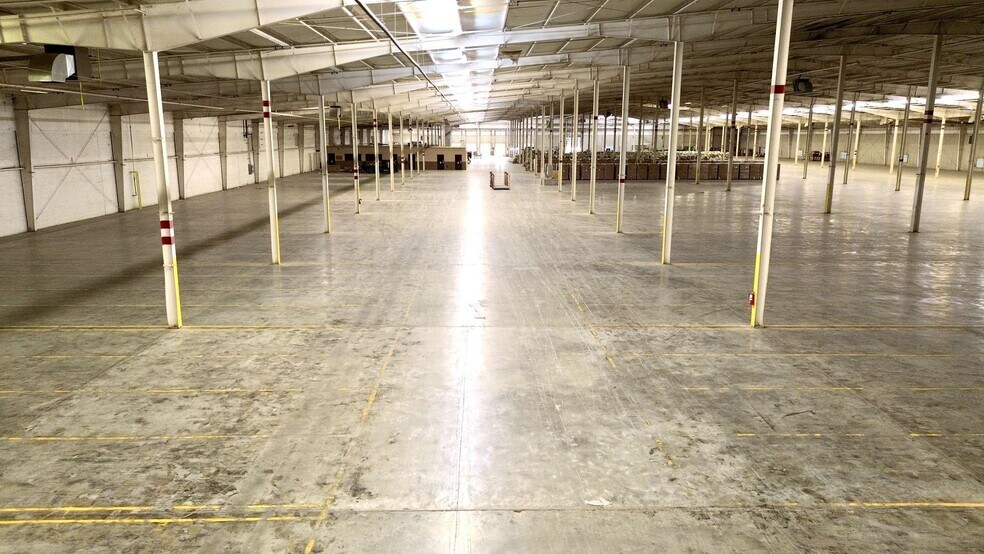 More Photos Of 103 S Acres St, Sikeston Distribution For Lease