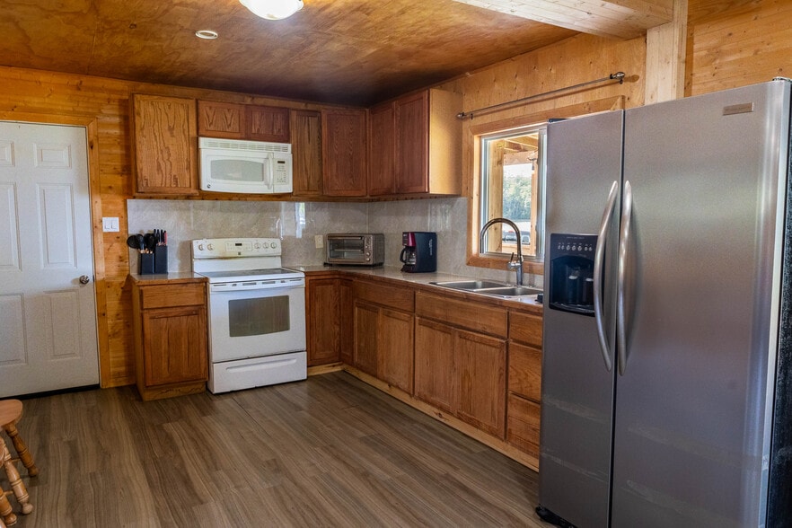 More Photos Of 252 Dunnette Landing Rd, Roseneath Hotel For Sale