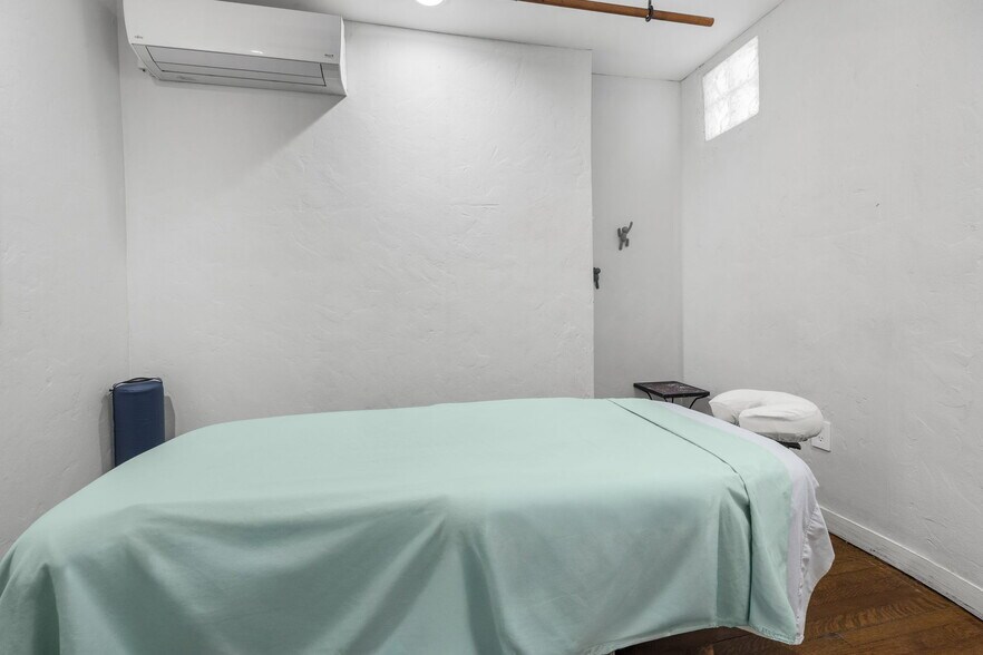 More Photos Of 182 Commercial St, Provincetown Storefront For Sale