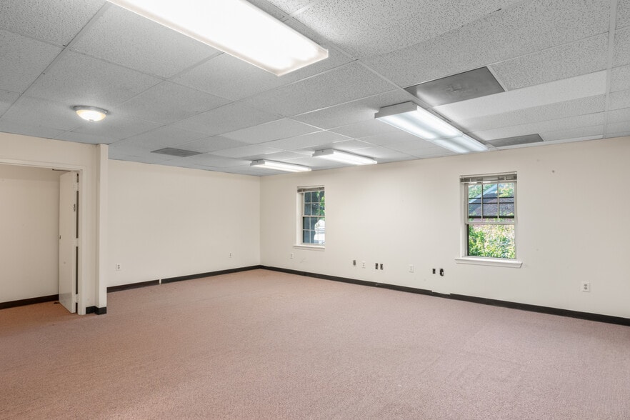 More Photos Of 7003 Kilworth Ln, Springfield Office For Sale