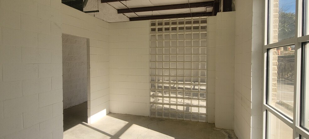 More Photos Of 3342 W Hospital Ave, Atlanta Light Manufacturing For Sale