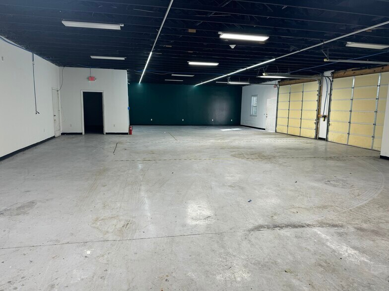 More Photos Of 2812 Watson Blvd, Centerville Storefront For Lease