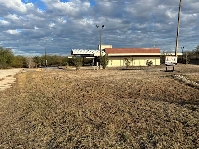 Primary Photo Of 6280 US 281, Three Rivers Fast Food For Sale