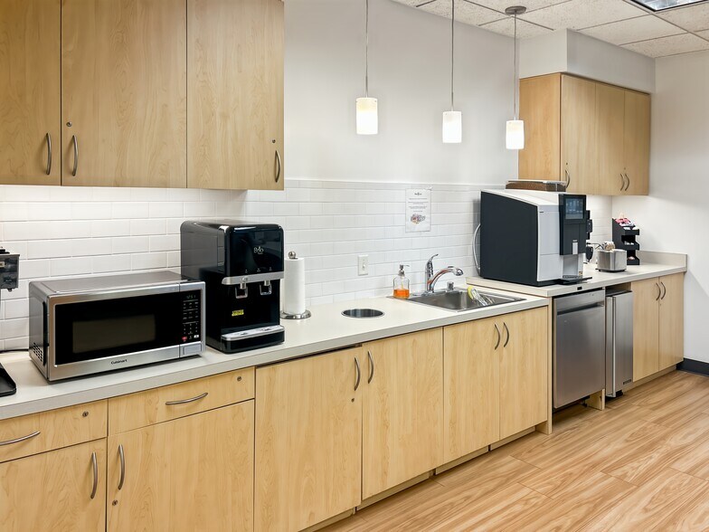More Photos Of 1902 Wright Pl, Carlsbad Coworking Space