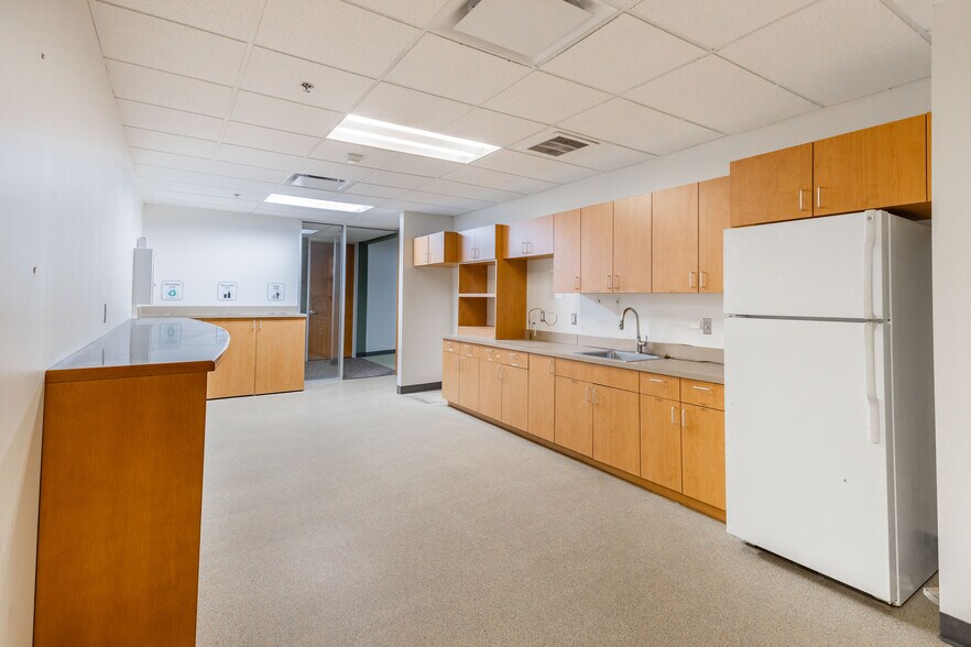 More Photos Of 28333 Telegraph Rd, Southfield Office For Sale