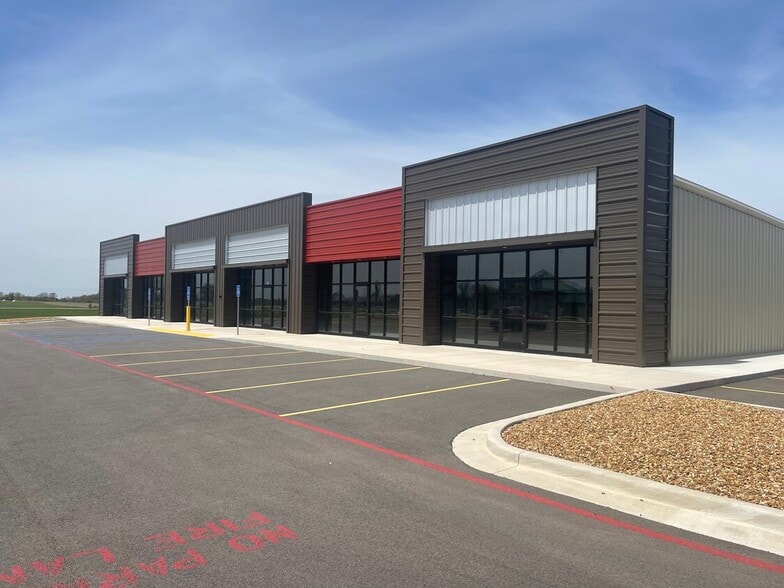 More Photos Of 911 Center St, Rogersville General Retail For Lease