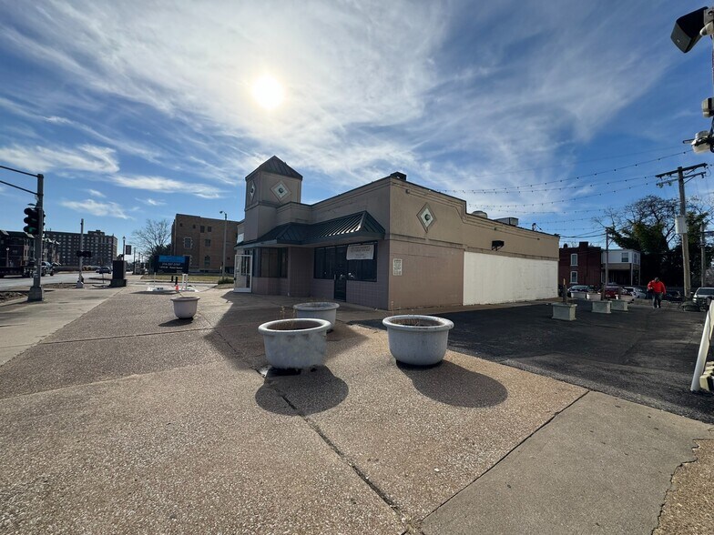 More Photos Of 2253 S Grand Blvd, Saint Louis Freestanding For Lease