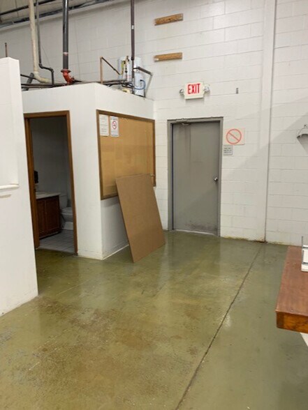 More Photos Of 6111-6117 Maxtown Rd, Westerville Warehouse For Lease