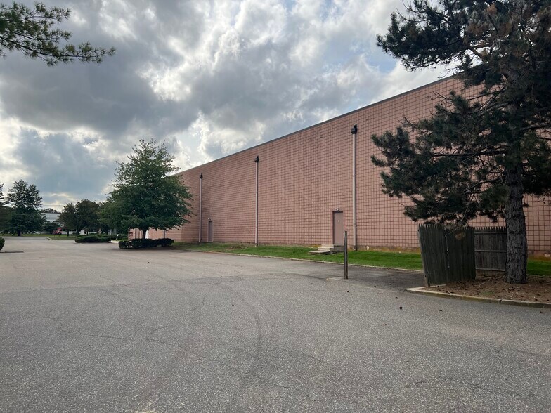 More Photos Of 120 Clyde Rd, Somerset Warehouse For Lease