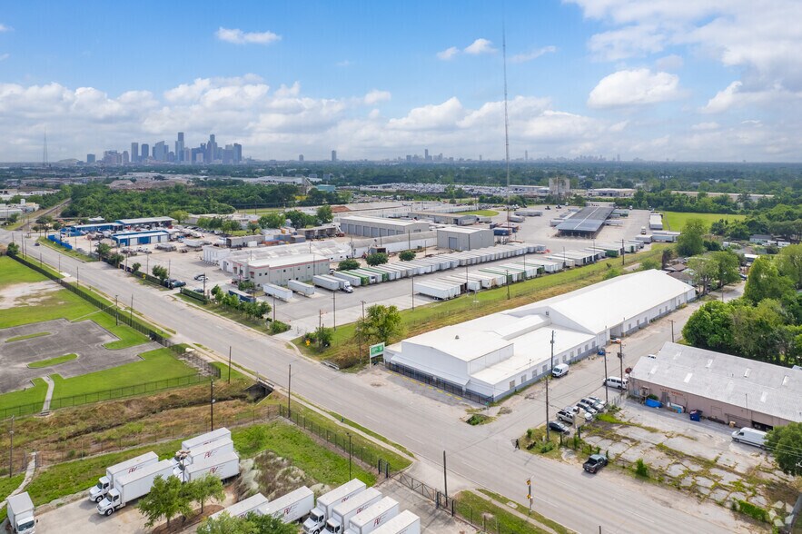 More Photos Of 5025 Jensen Dr, Houston Warehouse For Lease