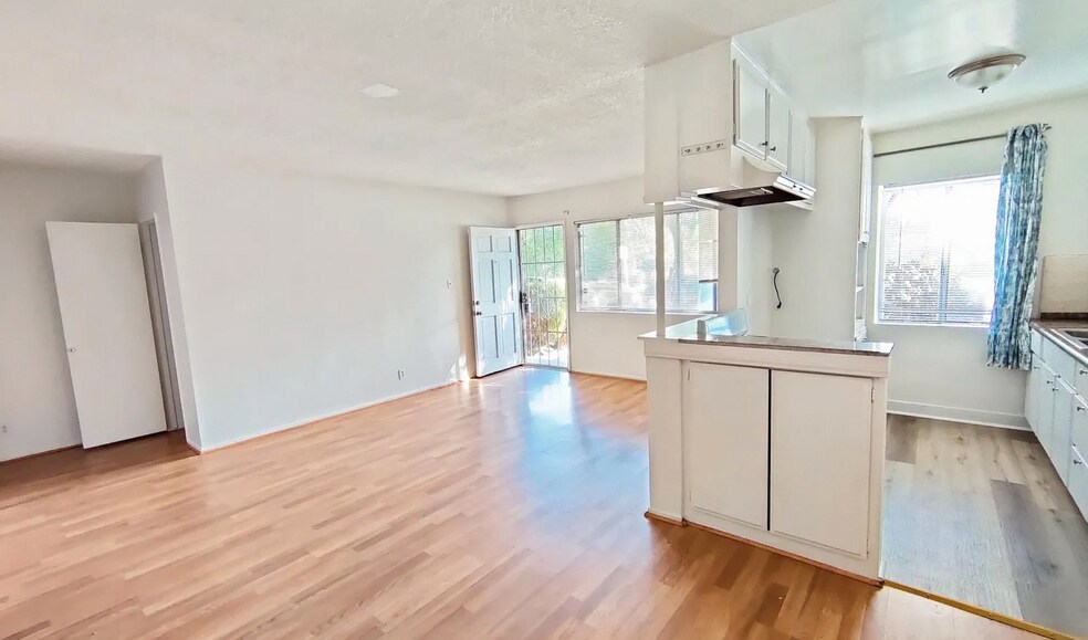 More Photos Of 14205 Burbank Blvd, Sherman Oaks Apartments For Sale