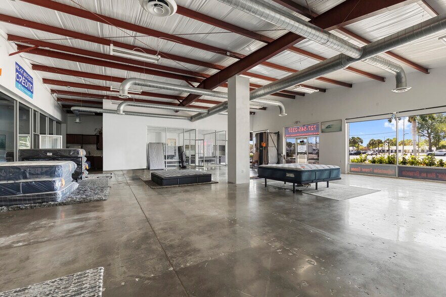 More Photos Of 11425 N 66th St, Largo Showroom For Lease