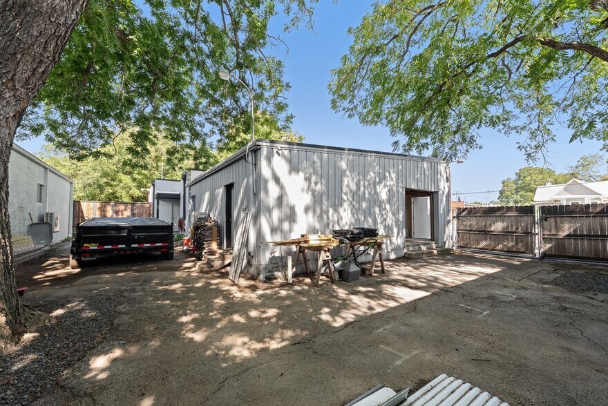 More Photos Of 407 W Main St, Waxahachie Freestanding For Sale