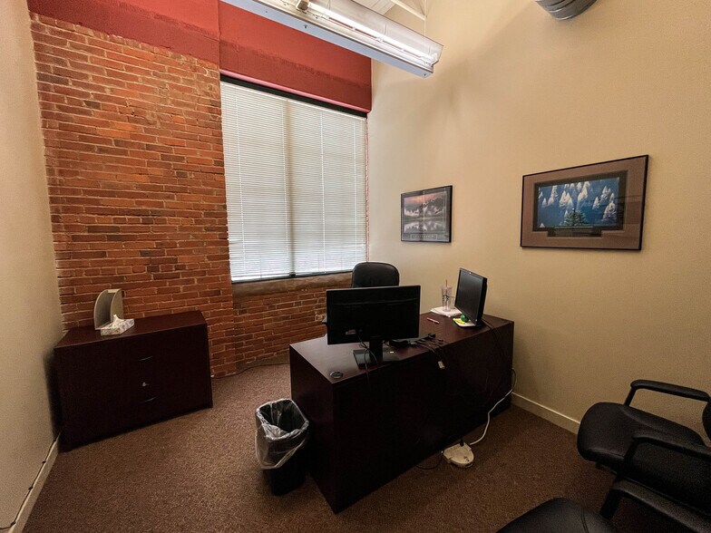 More Photos Of 1457 E 40th St, Cleveland Showroom For Lease