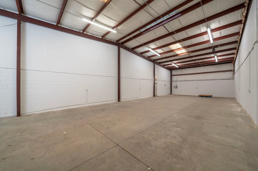 More Photos Of 501 Central Park Dr, Sanford Warehouse For Lease