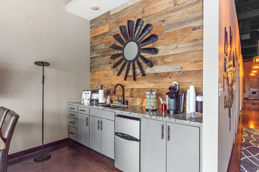 More Photos Of 923 Nashville Pike, Gallatin Storefront Retail Office For Lease