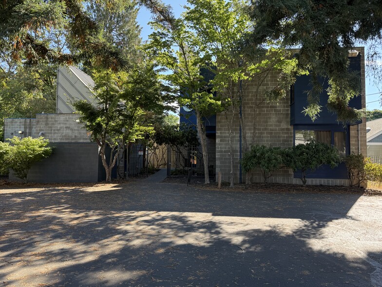 More Photos Of 1158 High St, Eugene Office For Lease