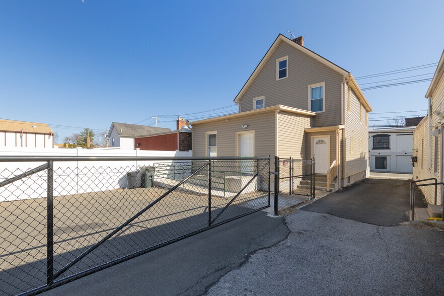 More Photos Of 82-84 W Railroad Ave, Garnerville Storefront Retail Residential For Sale