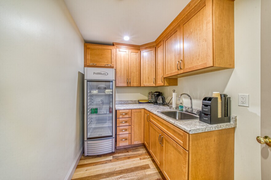 More Photos Of 99 Middle St, Manchester Office Residential For Sale