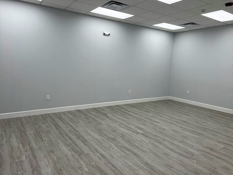 More Photos Of 6850 Cross Bayou Dr, Seminole Manufacturing For Sale