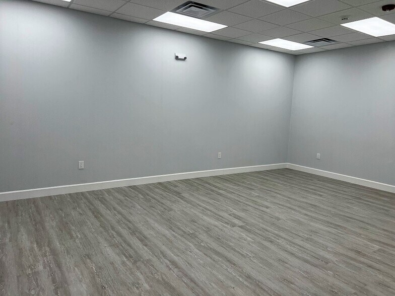 More Photos Of 6850 Cross Bayou Dr, Seminole Manufacturing For Lease