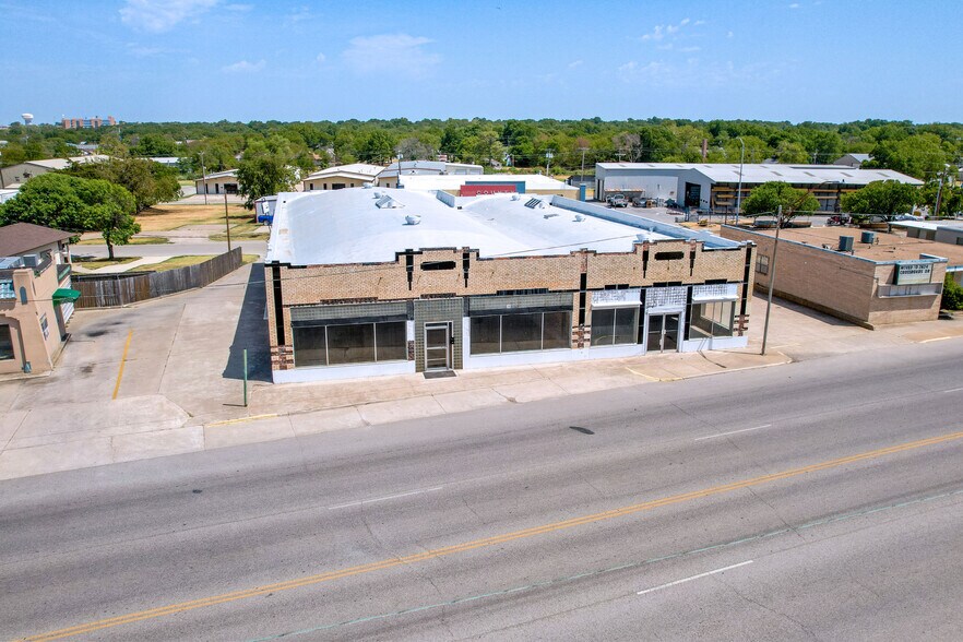 More Photos Of 815 W Broadway St, Ardmore Freestanding For Sale