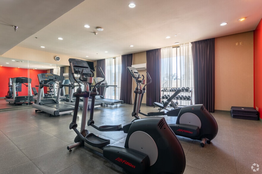 More Photos Of 1055 Van Ness Ave, Fresno Hotel For Sale