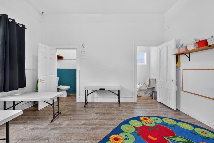 More Photos Of 530 N Cloverdale Blvd, Cloverdale Specialty For Sale
