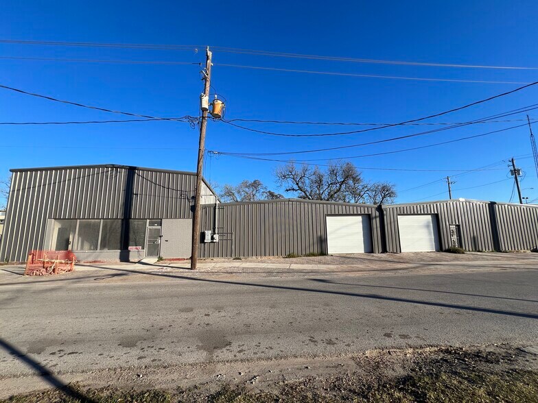 More Photos Of 301 Adams St, Houston Light Manufacturing For Sale