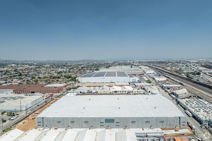 More Photos Of 3690 Union Pacific Ave, Los Angeles Distribution For Lease
