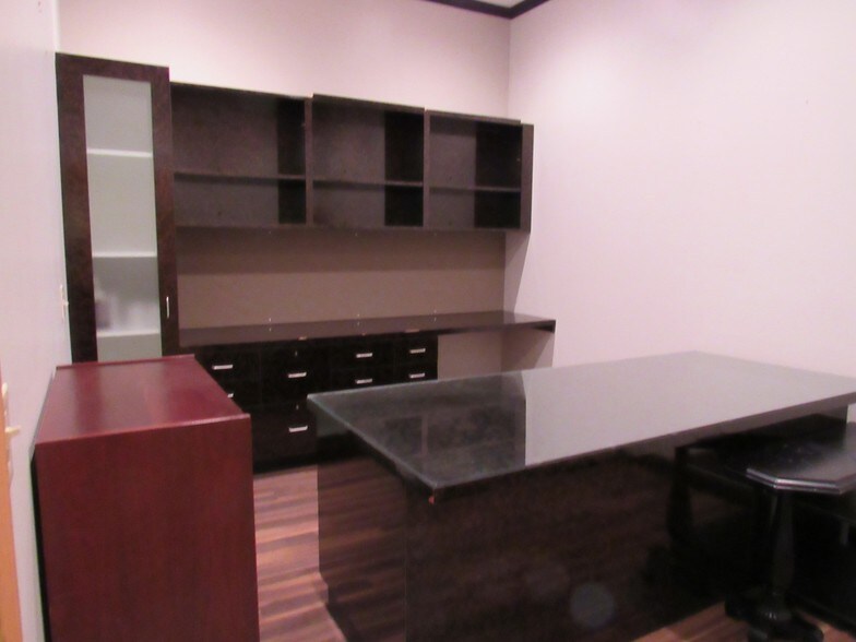 More Photos Of 2509 W 2nd St, Marion Office For Lease